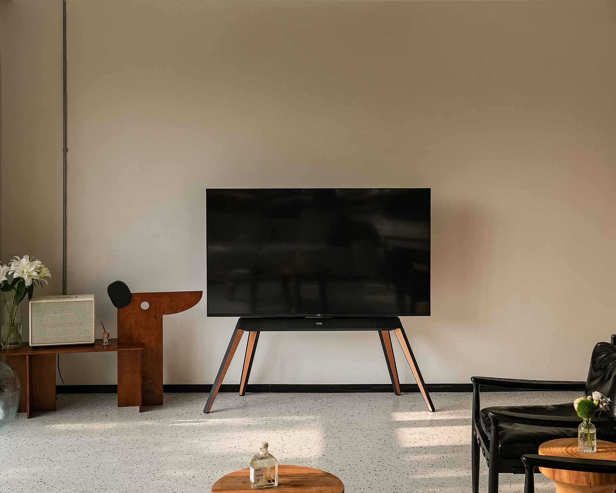 Stabiler TV Ständer aus Holz