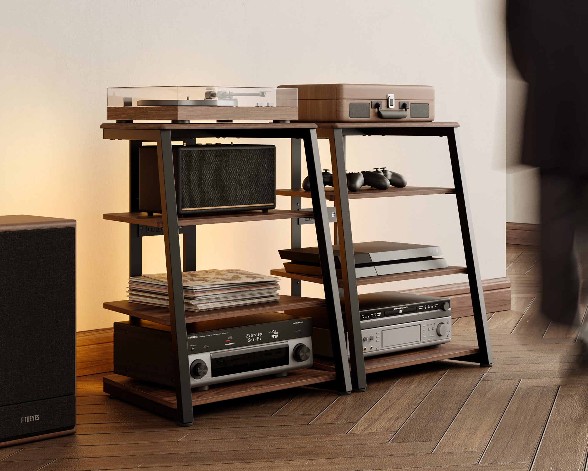 Audio Rack mit verstellbaren Ablagen im Wohnzimmer.