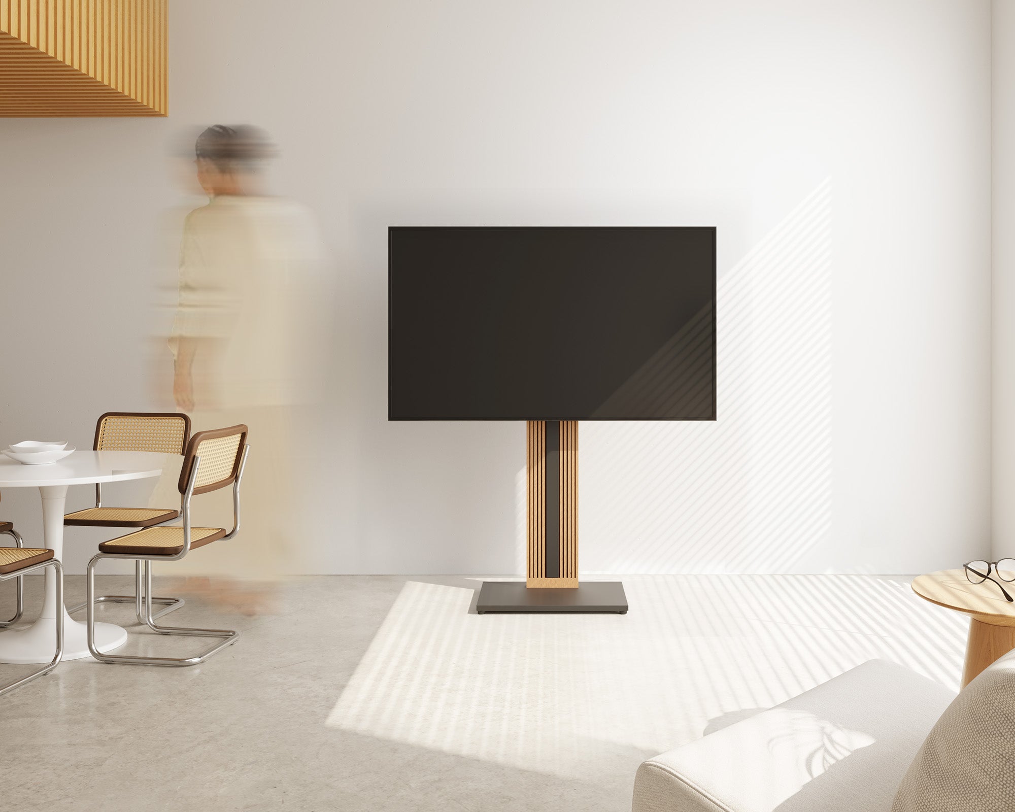 Schwarzer TV-Ständer aus Buchenholz im Wohnzimmer.