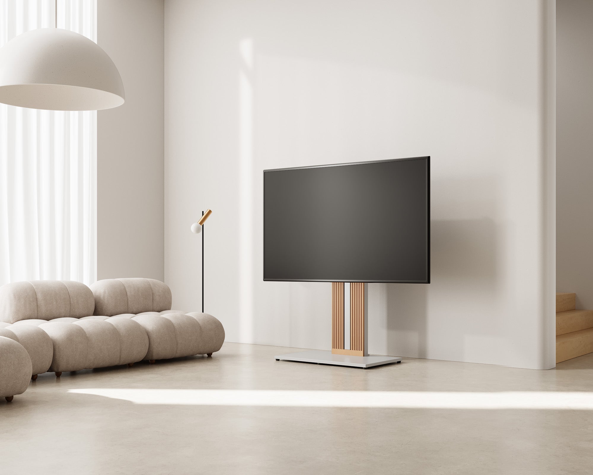 Weißer Bodenständer, der vor dem Sofa im Wohnzimmer steht